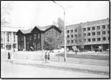 Старая гостиница, а позади только что отстроенная, новая. 1973 год.