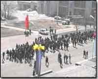 23 мая 1998 год. Митинг шахтеров движется к зданию администрации